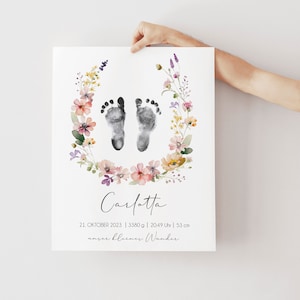 Ein personalisiertes Geburtsposter mit den Geburtsdaten deines Kindes von uns liebevoll gestaltet. Eure persönlichen Geburtsdaten werden von uns nach deinen Vorgaben (siehe Personalisierungsfeld) auf dem Poster personalisiert. Fügt einfach die Fußabdrücke oder Handabdrücke des Babys/des Kindes in die freie Stelle des Blumenkranzes ein. 
Ob als Wanddekoration im Kinderzimmer, als Geschenk zur Geburt oder dem 1. Geburtstag, mit diesem wundervollen Poster werden Erinnerungen festgehalten.