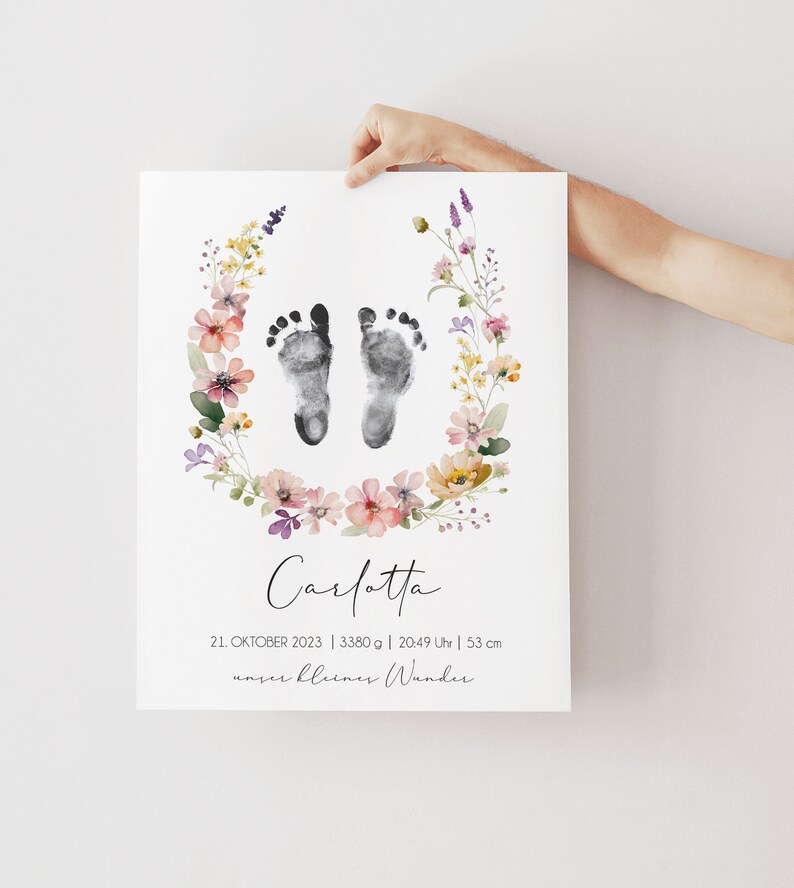 Ein personalisiertes Geburtsposter mit den Geburtsdaten deines Kindes von uns liebevoll gestaltet. Eure persönlichen Geburtsdaten werden von uns nach deinen Vorgaben (siehe Personalisierungsfeld) auf dem Poster personalisiert. Fügt einfach die Fußabdrücke oder Handabdrücke des Babys/des Kindes in die freie Stelle des Blumenkranzes ein. 
Ob als Wanddekoration im Kinderzimmer, als Geschenk zur Geburt oder dem 1. Geburtstag, mit diesem wundervollen Poster werden Erinnerungen festgehalten.