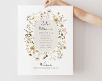 Könnte beinhalten: Ein Blumenkranz mit einem weißen Kreis in der Mitte. Der Text im Kreis lautet: "Beste Hebamme Danke Liebe Beate fur die liebevolle Betreuung und die tolle Geburtsbegleitung Wir hatten uns keine bessere Hebamme wunschen konnen!" Unter dem Kranz steht der Text: "Milana Geboren am 03. November 2021 | 10:32 Uhr"