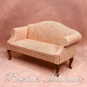 Miniature Dollhouse couch in pink. Dollhouse miniatures in 1:12