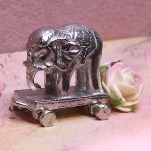 Miniatuur trekolifantspeelgoed