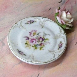 Minaiture plate with floral motif