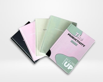 Könnte beinhalten: Ein Stapel von vier rosafarbenen und grünen Notizbüchern mit dem Text "The Productivity Book" und "Internal Glow Up" auf dem obersten Notizbuch.
