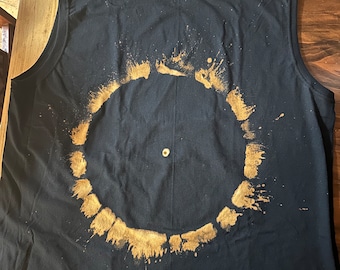 Ärmelloses XL Muskelshirt aus gebleichtem Vinyl.