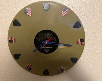 Vinyl record clock featuring country singer Blake Shelton.