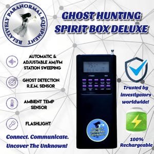 Puede incluir: Un dispositivo negro Ghost Hunting Spirit Box Deluxe con pantalla digital, múltiples botones de control y una pegatina con logotipo circular. El dispositivo cuenta con barrido de emisoras AM/FM, sensor R.E.M., sensor de temperatura ambiente y linterna integrada.