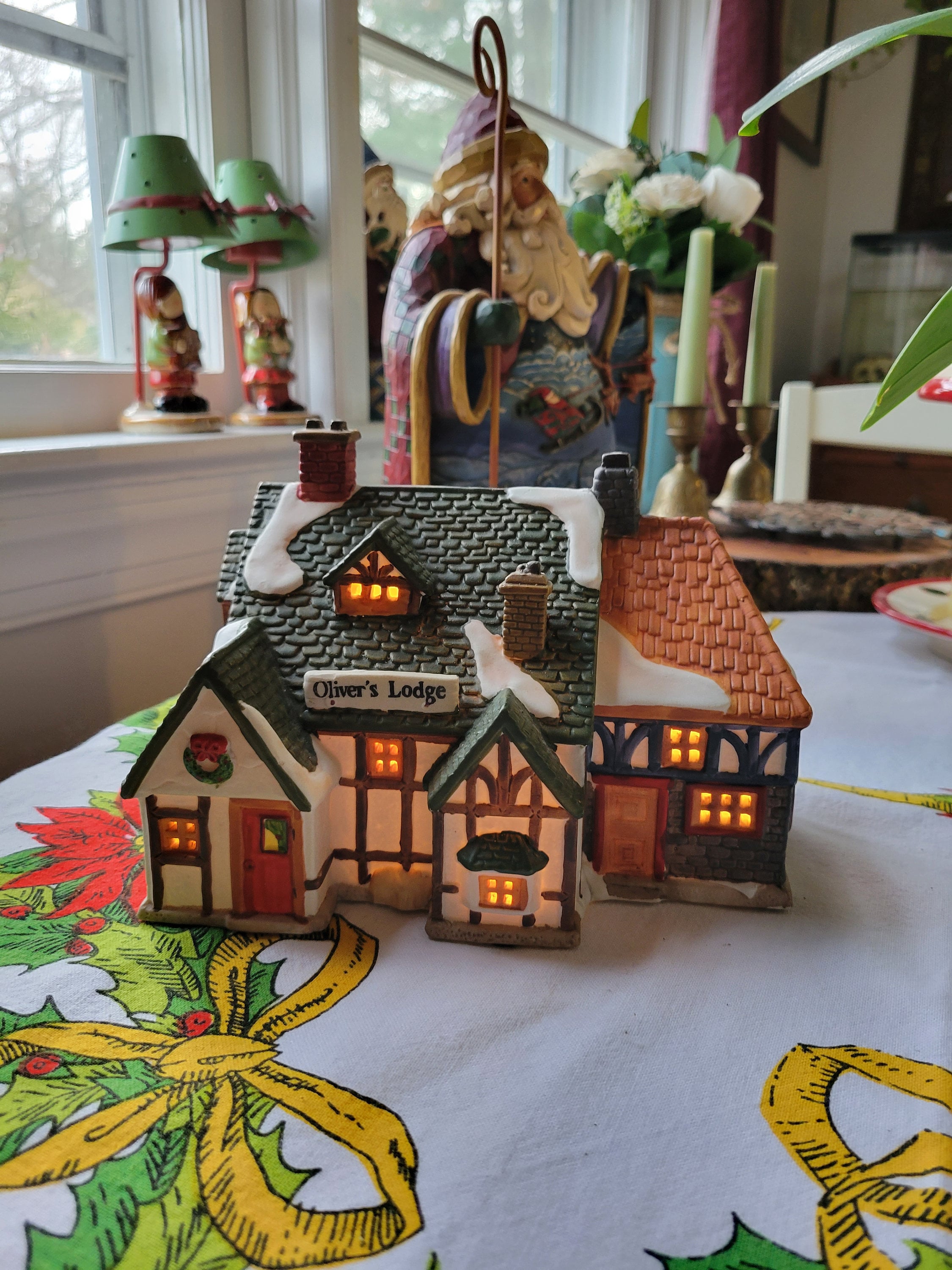 Lemax Dickensvale Oliver's Lodge, Lighted Christmas Village