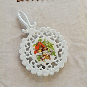 Trivet en fonte, vintage sur le thème des légumes En fonte émaillée blanche