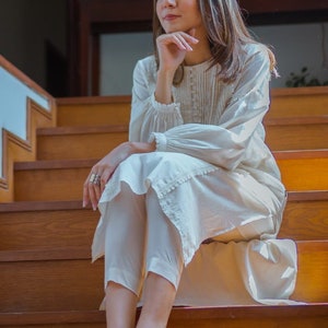 Crème witte vrouwen Shalwar Kameez gestikte broek traditionele vrouwen handgemaakte jurk Pakistaanse Indiase jurk kant versiering handgemaakte jurk