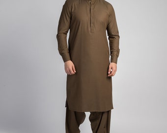 Pijama kurta pakistaní hecho a mano en color verde oliva para hombre.