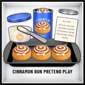 Puede incluir: Un juego de simulación con bollos de canela. El juego incluye una lata azul de rollos de canela, un recipiente de glaseado, una espátula y una bandeja para hornear con tres rollos horneados. El texto en la lata dice "CINNAMON ROLL".