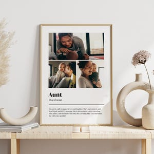 Puede incluir: Una impresión enmarcada con un collage de tres fotos de una mujer con niños. La impresión tiene la palabra "Tía" en negrita en negro y una definición de la palabra "Tía" en texto más pequeño debajo de las fotos.