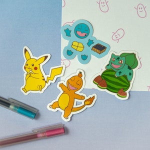 Pode incluir: Quatro adesivos de desenhos animados coloridos com personagens populares de Pokémon: Squirtle, Pikachu, Charmander e Bulbasaur. Cada adesivo tem um design único e apresenta o personagem em uma pose divertida.