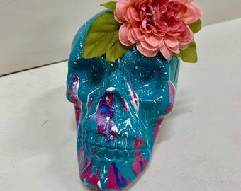 Decoración de calaveras de Halloween: Instalación de arte pop "Cabeza de flor", calavera de plástico dopaminérgica