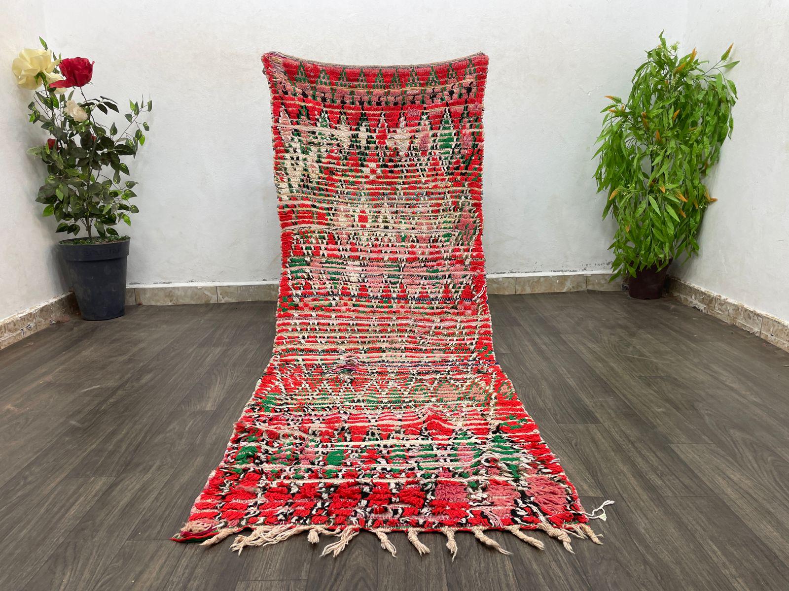 赤いモロッコ・ベルベルラグ：手織りのアジラルランナー、幾何学模様