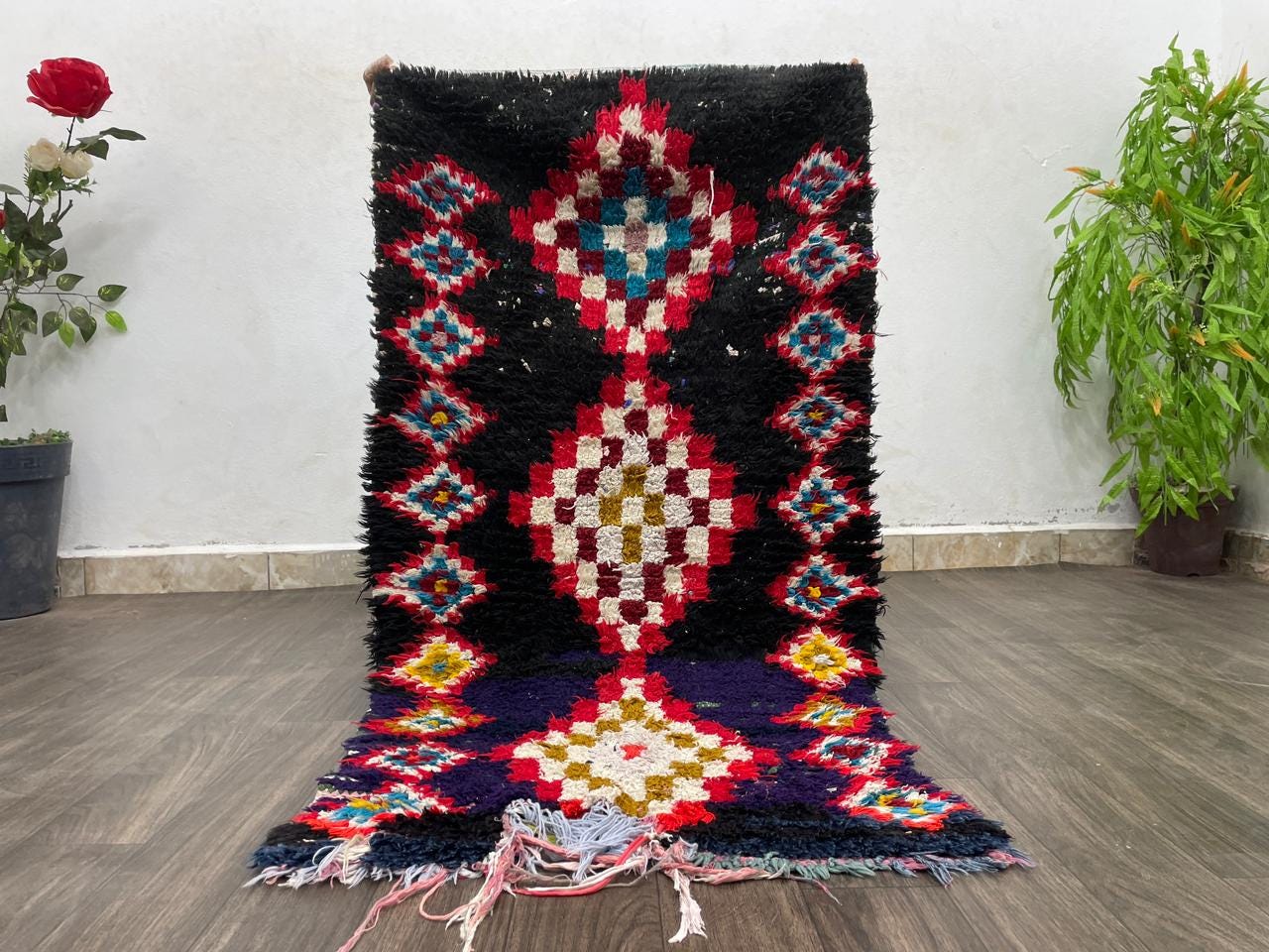 手織りの黒いベルベルラグ:4x6インチのヴィンテージモロッコ 手織りの黒いベルベルラグ:4x6インチのヴィンテージモロッコ
