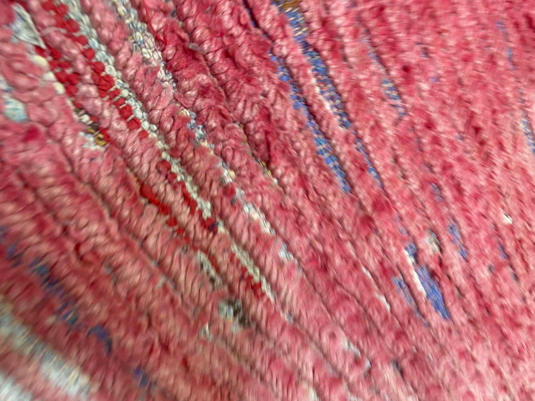 ハンドメイドの赤いブージャードラグ：ヴィンテージモロッコベルベル