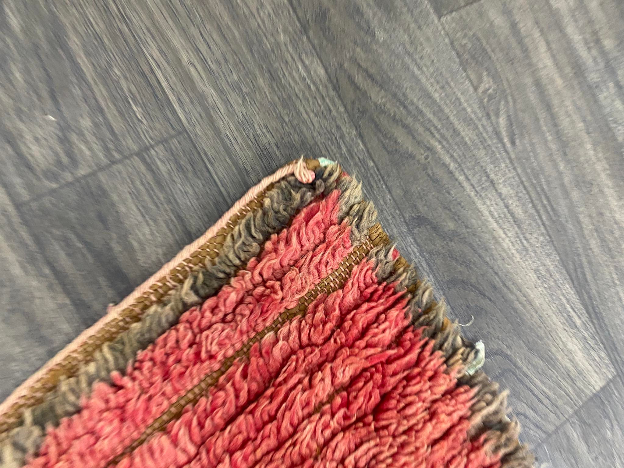 ハンドメイドの赤いブージャードラグ：ヴィンテージモロッコベルベル