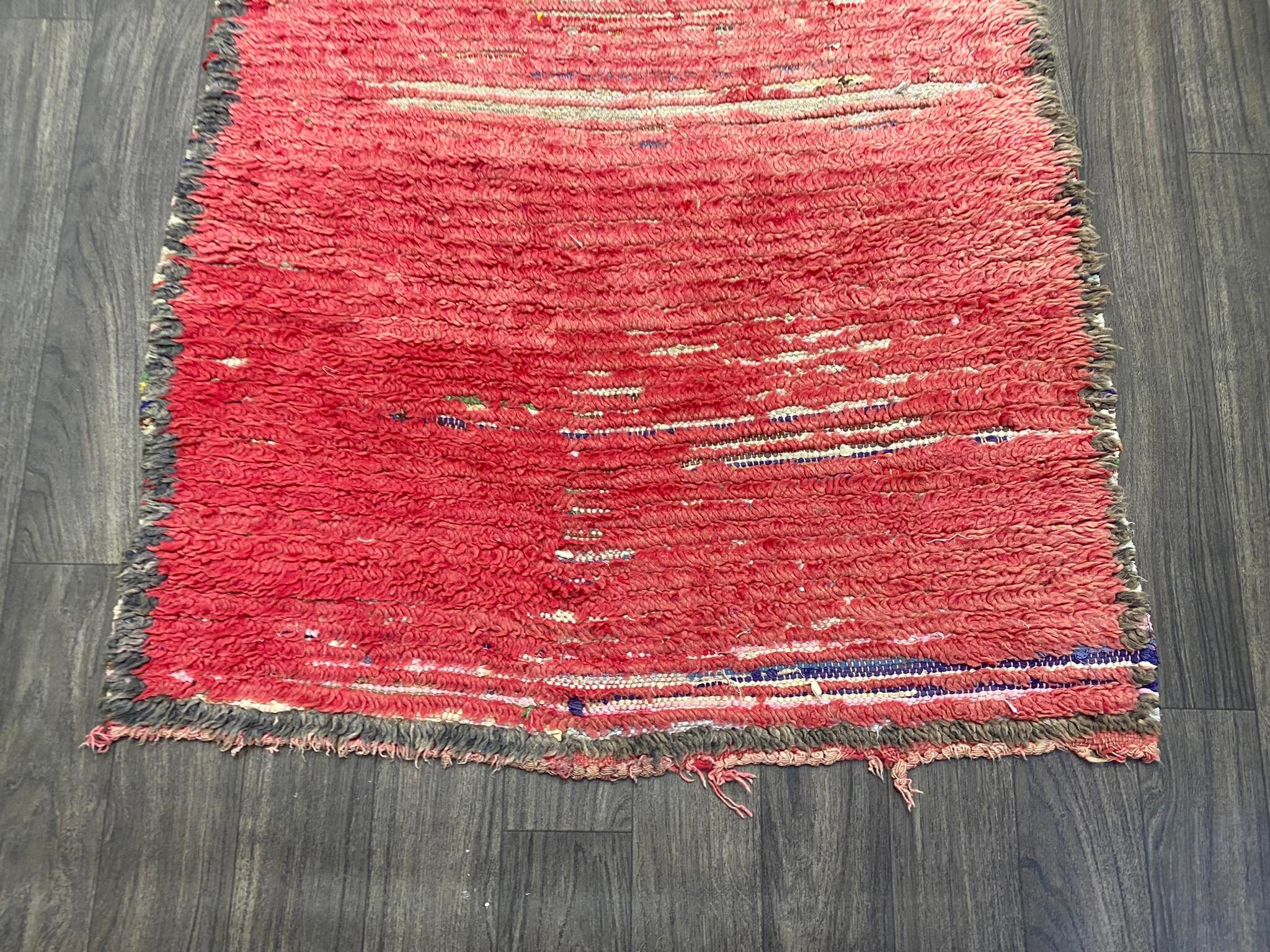 ハンドメイドの赤いブージャードラグ：ヴィンテージモロッコベルベル