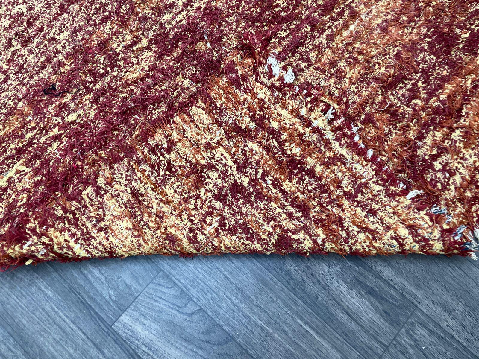 ハンドメイドのモロッコベルベルラグ：ヴィンテージシルクエリアラグ