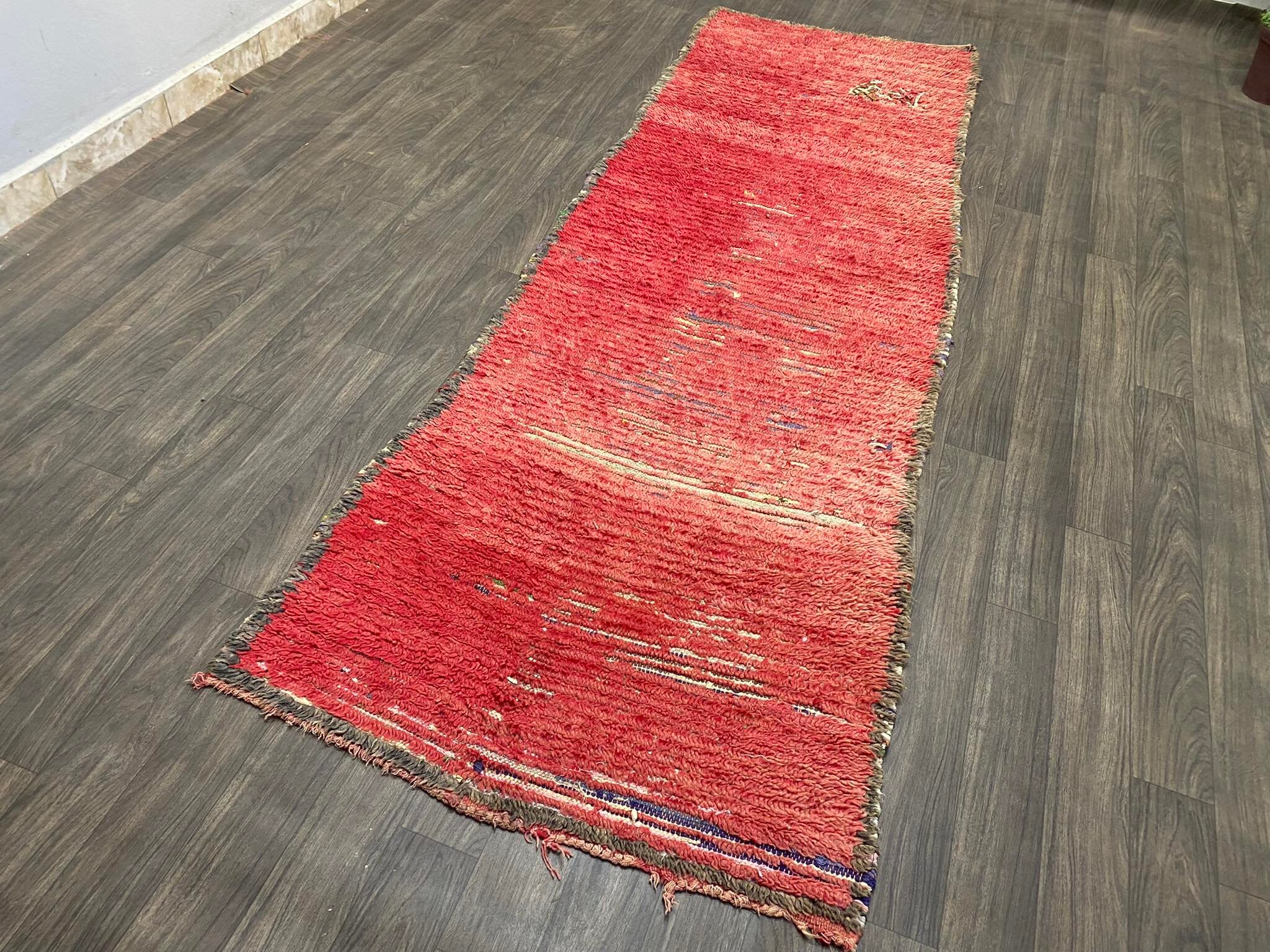 ハンドメイドの赤いブージャードラグ：ヴィンテージモロッコベルベル