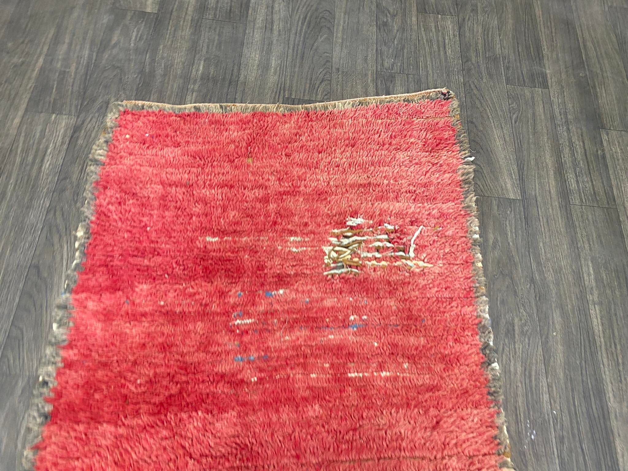 ハンドメイドの赤いブージャードラグ：ヴィンテージモロッコベルベル