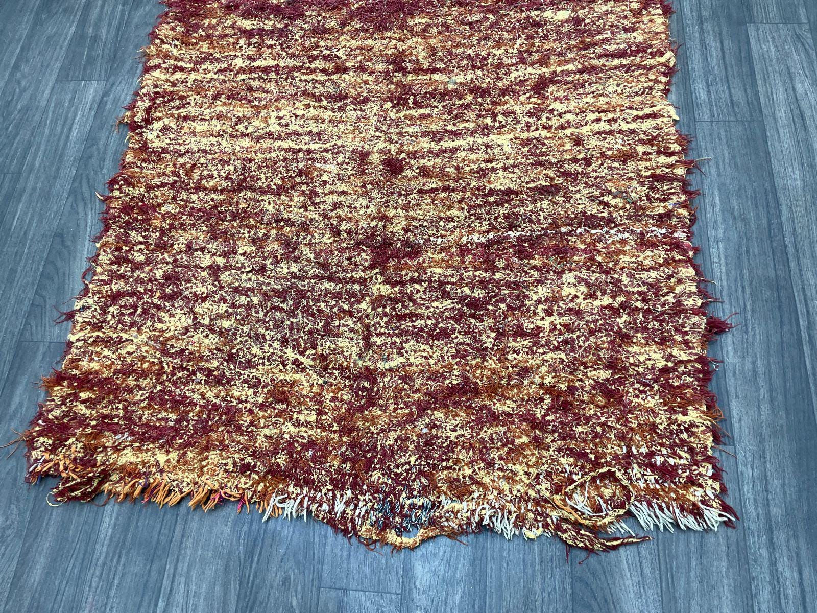 ハンドメイドのモロッコベルベルラグ：ヴィンテージシルクエリアラグ