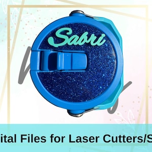 Peut inclure: Un couvercle de bouteille d'eau bleu avec un centre bleu foncé scintillant et le nom "Sabri" en script vert clair. Le couvercle est conçu pour les découpeurs laser et est étiqueté "Fichiers numériques pour découpeurs laser/SVG".