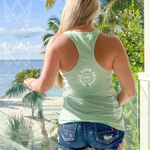 Prossimo livello 1533 Mint Tank Mockup / Summer Vacation Tank Mockup / Racerback Tank Mockup / Livello successivo 1533 Tabella taglie / Summer Beach Mockup