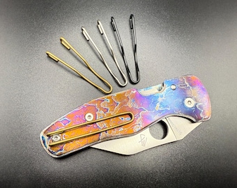El clip de alambre Spyderco Deep Carry Clip se adapta a la mayoría de los cuchillos FRN y LW.