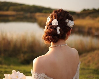 Bridal Hair Pins with White Flowers, Floral Wedding Hair Clips, Set of Floral Hair Pieces, Floral Wedding Hair Accessories, Bridesmaid Pins