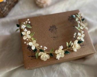 Bruidshoofdband met witte bloemen, groen bladgoud hoofddeksel, bruidshaarstuk bloemen, rustieke huwelijksaccessoires, gouden bruiloft haarwijnstok