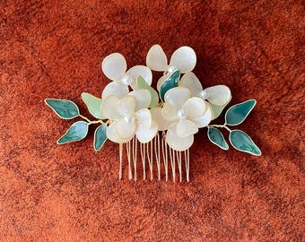 Bridal Hair Comb with White Flowers, Green Leaf Gold Hair Comb, Bridal Hair Piece Floral, Rustic Wedding Accessories, Gold Wedding Hair Comb