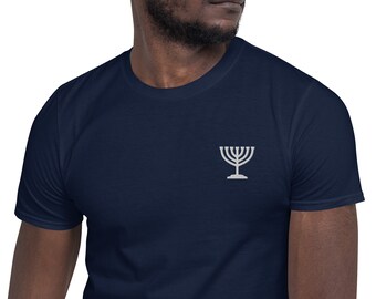 Menorah besticktes Shirt, Menorah Shirt, Chanukka Shirt, YHWH Shirt, Yah Shirt, hebräischer israelitischer Shirt, hebräische israelitische Kleidung, Yahweh