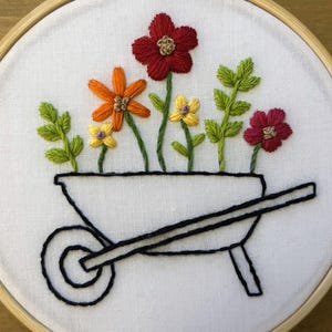 Schubkarre voller Blumen - Gartenarbeit Stickerei Art