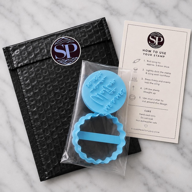Peut inclure: Un tampon &agrave; gla&ccedil;age bleu clair circulaire avec le texte Mr & Mrs et une date, accompagn&eacute; d'un emporte-pi&egrave;ce festonn&eacute; assorti dans un sachet plastique. Inclut une enveloppe &agrave; bulles noire avec un autocollant SP et une carte d'instructions.