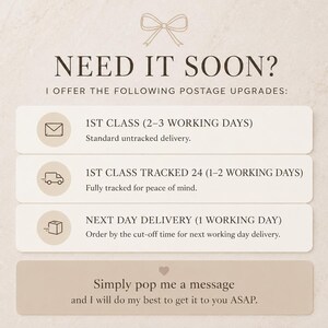 Peut inclure: Un graphique informatif beige avec une ic&ocirc;ne de n&oelig;ud marron en haut. Le texte indique : NEED IT SOON? I OFFER THE FOLLOWING POSTAGE UPGRADES: 1ST CLASS (2-3 WORKING DAYS), 1ST CLASS TRACKED 24 (1-2 WORKING DAYS), NEXT DAY DELIVERY (1 WORKING DAY).