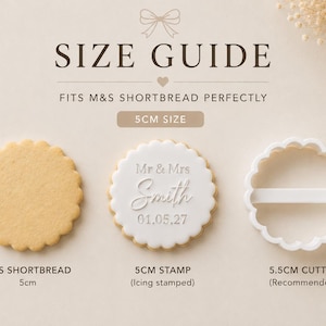 Peut inclure: Un guide des tailles illustrant un biscuit sabl&eacute; festonn&eacute; de 5 cm, un tampon &agrave; biscuit festonn&eacute; de 5 cm avec le texte Mr & Mrs Smith 01.05.27, et un emporte-pi&egrave;ce festonn&eacute; blanc de 5,5 cm. Le texte indique SIZE GUIDE et 5CM SIZE.