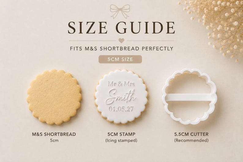Peut inclure: Un guide des tailles illustrant un biscuit sabl&eacute; festonn&eacute; de 5 cm, un tampon &agrave; biscuit festonn&eacute; de 5 cm avec le texte Mr & Mrs Smith 01.05.27, et un emporte-pi&egrave;ce festonn&eacute; blanc de 5,5 cm. Le texte indique SIZE GUIDE et 5CM SIZE.