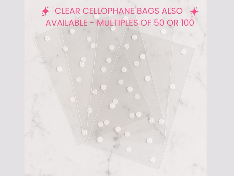 Peut inclure: Un ensemble de sacs en cellophane transparents rectangulaires avec un motif &agrave; pois blancs dispers&eacute;s. Le texte en haut indique : CLEAR CELLOPHANE BAGS ALSO AVAILABLE - MULTIPLES OF 50 OR 100. Les sacs sont dispos&eacute;s en &eacute;ventail sur un fond blanc.