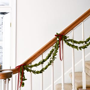 Sustainable Green Felt Leaf Garland with Snowberries | Reusable Christmas Garland | Felt Stair Garland | Mistletoe Garland | Mantle Garland