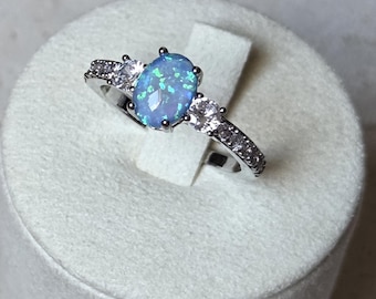 Anillo de ópalo azul bañado en plata, anillo de compromiso de ópalo ovalado, anillo de promesa minimalista, piedra de nacimiento de octubre