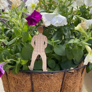 Peeing Guy Silly Decorative Plant Pick Stake Design File for Laser Cutting, listo para Glowforge
