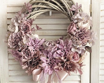Corona floral pastel hecha a mano: decoración shabby chic para puertas o paredes