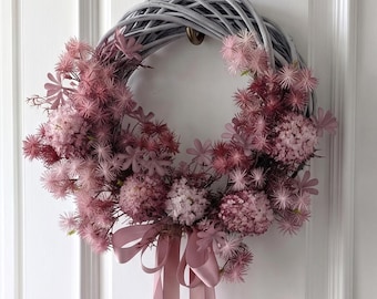 Corona floral rosa burdeos / Base de mimbre gris, decoración de puerta con cinta de satén
