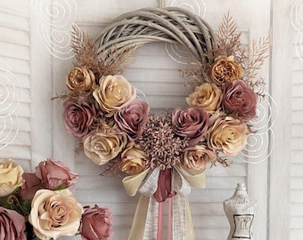Corona de otoño hecha a mano con rosas en tonos cálidos: decoración floral para puerta, pared o repisa, 35 cm