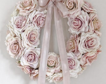 Corona romántica de rosas rosadas, guirnalda floral estilo shabby chic, decoración de boda en tonos pastel.