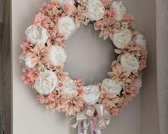 Corona floral color melocotón, guirnalda con peonías y dalias, decoración cottagecore