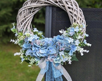 Corona de hortensias azul bebé hecha a mano, decoración rústica estilo shabby chic, 35 cm