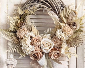 Corona floral bohemia: rosas beige y blancas, hecha a mano